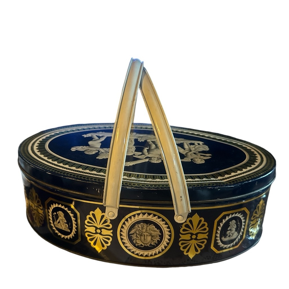 1939’s Vintage Wedgewood Oval 1651/2382 Blue, Cream & Gold Biscuit Tin/ Cherubs - Picture 3 of 13